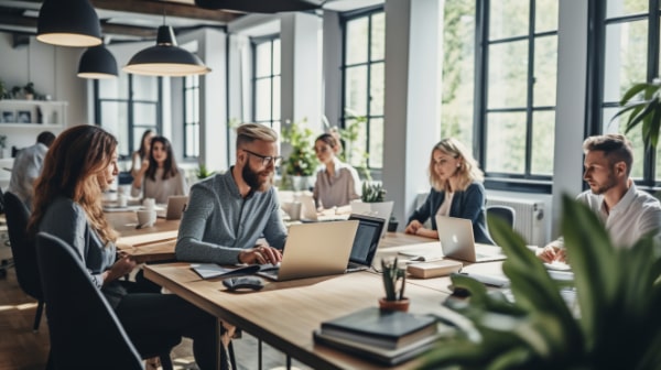 Webdesign Wiesbaden – Kreatives Agenturteam bei der Website-Entwicklung Mehrere Personen arbeiten konzentriert in einem modernen, lichtdurchfluteten Büro an Laptops. Das Bild zeigt ein kreatives Agenturteam bei der Entwicklung professioneller Webdesign-Projekte in Wiesbaden.